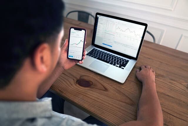 Trading platform comparison for expats